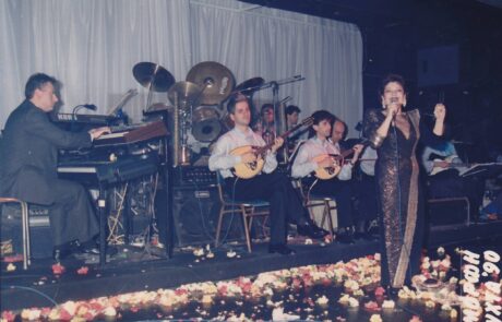 1990 στην Ομορφη Νύχτα με την Πίτσα Παπαδοπούλου. Μαέστρος ο Φαίδων Λιονουδάκης, Βιόλι ο Γιώργος Κόρος, Μπουζούκι ο Γιώργος Ιωαννίδης.